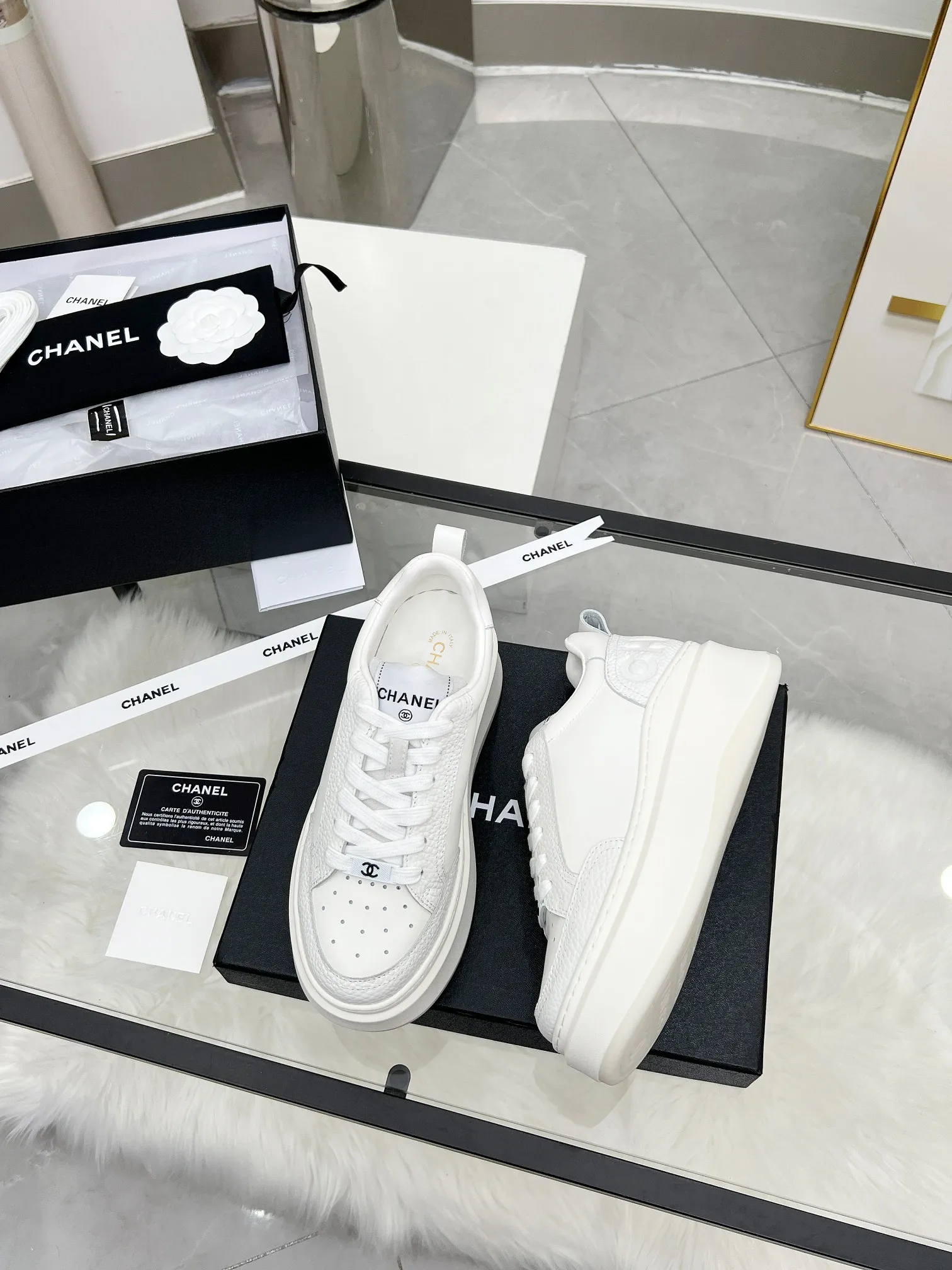 👟👟Ex-factory price 540👟👟 CHANEL 25C spring and summer new sports shoes official website is available at the same time ❤️ Counter out-of-stock kings. Major bloggers are recommending new styles on social days. This season’s new styles are simply eye-catching and look great on the feet. The casual casual sports style is refreshing and natural, interpreting Chanel’s fashionable femininity. The overall customization makes all sports shoes on the market at that time obsolete. This series is now available for sale! The upper is made of custom imported pebbled calf leather ➕ custom frosted calf leather. The lining is made of original one-to-one professionally customized mesh. Hardware accessories. Original full set of molds (not common in the market). Original custom molded TPU combination outsole. Height 4 cm. Women's size 35-39.